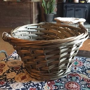 Dark basket